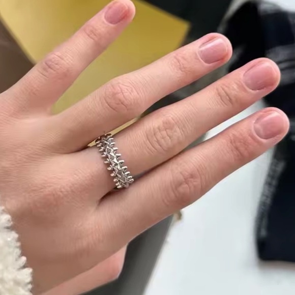 Elegant Gold and Silver Spike Rings

Ask for color - Picture 6 of 7